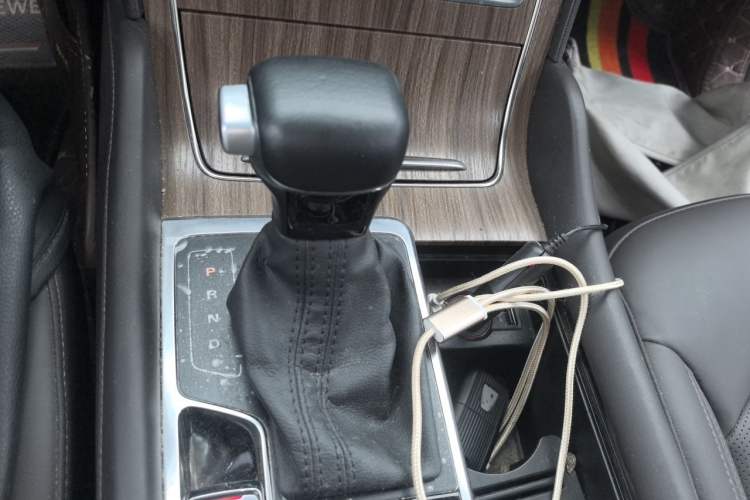 Used Roewe RX8 2018 30T Smart Connectivity All-Wheel Drive Supreme Edition Gear Lever