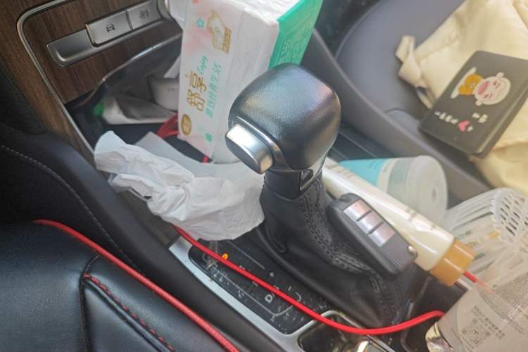 Used Roewe RX8 2018 30T Smart Connectivity Two-Wheel Drive Flagship Edition Gear Lever