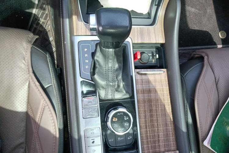 Used Roewe RX8 2018 30T Smart Connectivity All-Wheel Drive Supreme Edition Gear Lever
