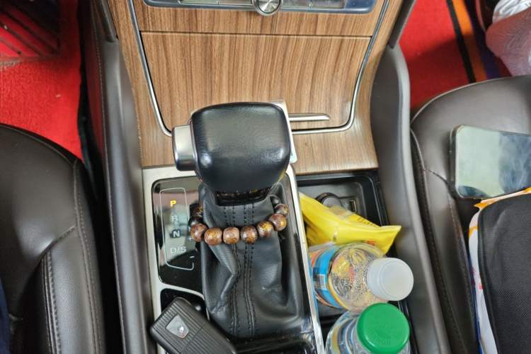 Used Roewe RX8 2018 30T Smart Connectivity Two-Wheel Drive Flagship Edition Gear Lever