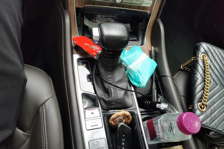 Used Roewe RX8 2018 30T Smart Connectivity Two-Wheel Drive Flagship Edition Gear Lever