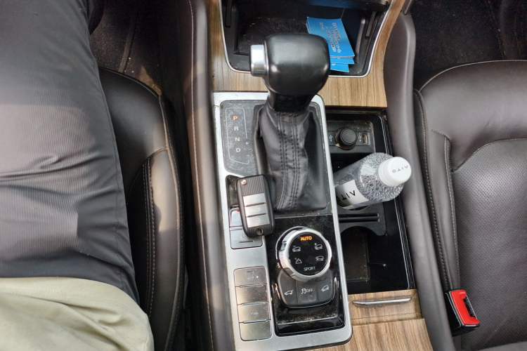 Used Roewe RX8 2018 30T Smart Connectivity Four-Wheel Drive Flagship Edition Gear Lever