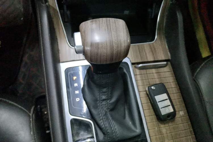 Used Roewe RX8 2018 30T Smart Connectivity All-Wheel Drive Supreme Edition Gear Lever