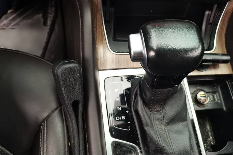 Used Roewe RX8 2018 30T Smart Connectivity Two-Wheel Drive Flagship Edition Gear Lever