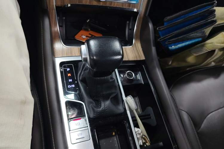 Used Roewe RX8 2018 30T Smart Connectivity Two-Wheel Drive Flagship Edition Gear Lever