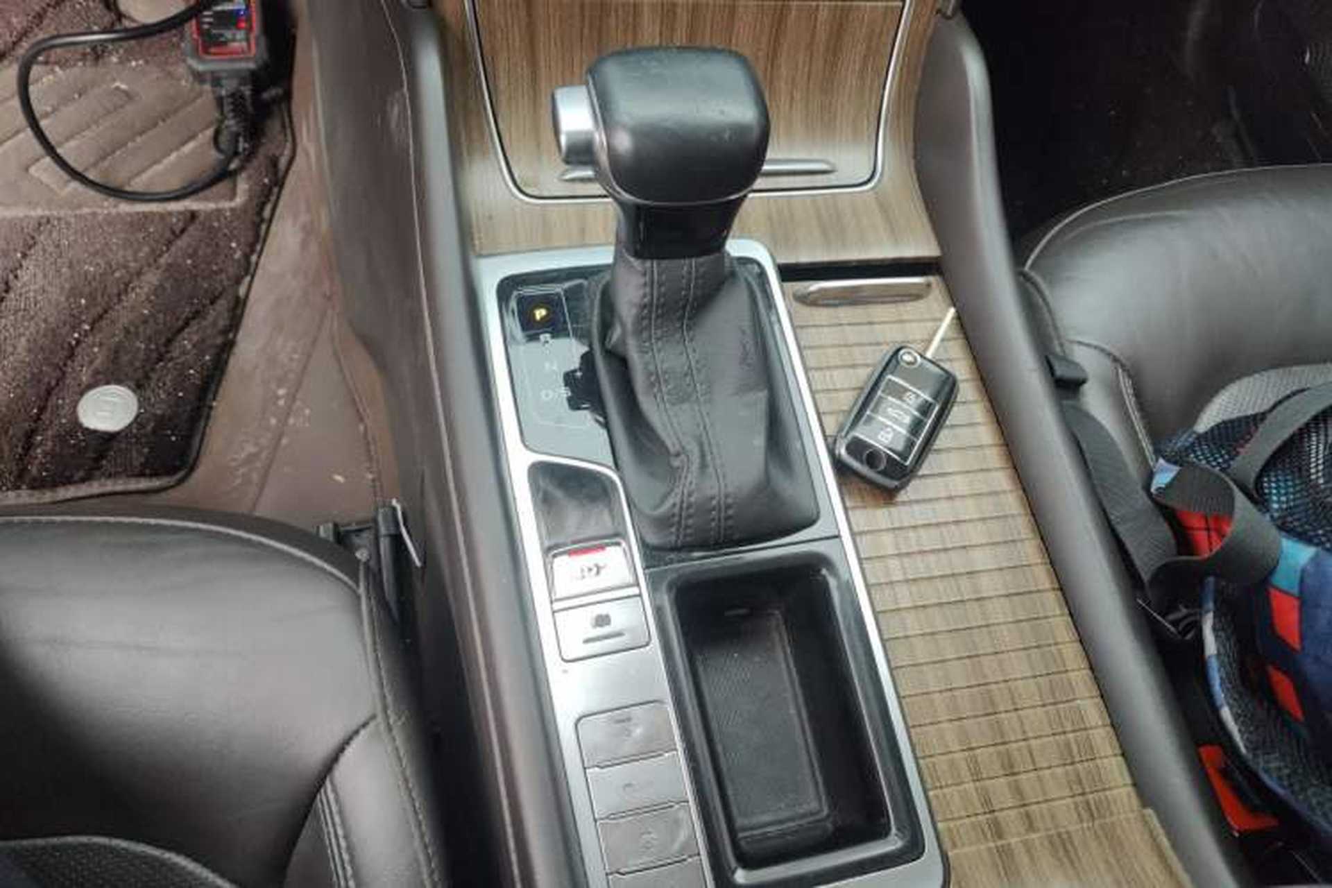 Used Roewe RX8 2018 30T Smart Connectivity Two-Wheel Drive Flagship Edition Gear Lever