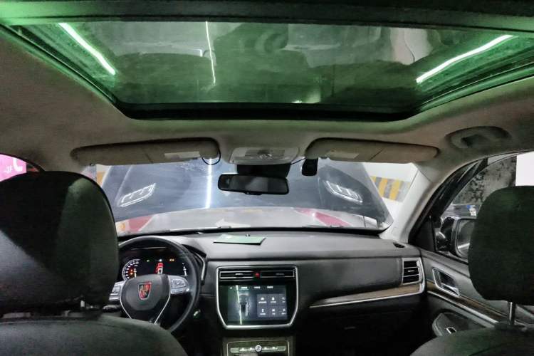 Used Roewe RX8 2018 30T Smart Connectivity All-Wheel Drive Supreme Edition Headliner