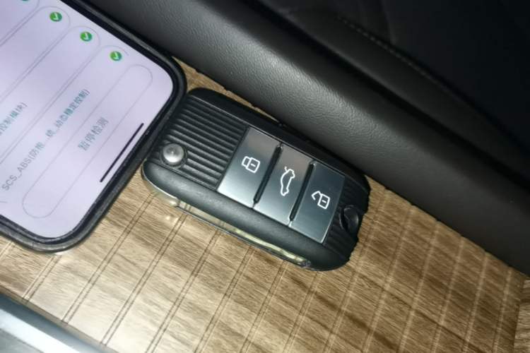 Used Roewe RX8 2018 30T Smart Connectivity Four-Wheel Drive Flagship Edition Interior 1