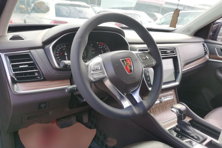 Used Roewe RX8 2018 30T Smart Connectivity Two-Wheel Drive Flagship Edition Interior 1