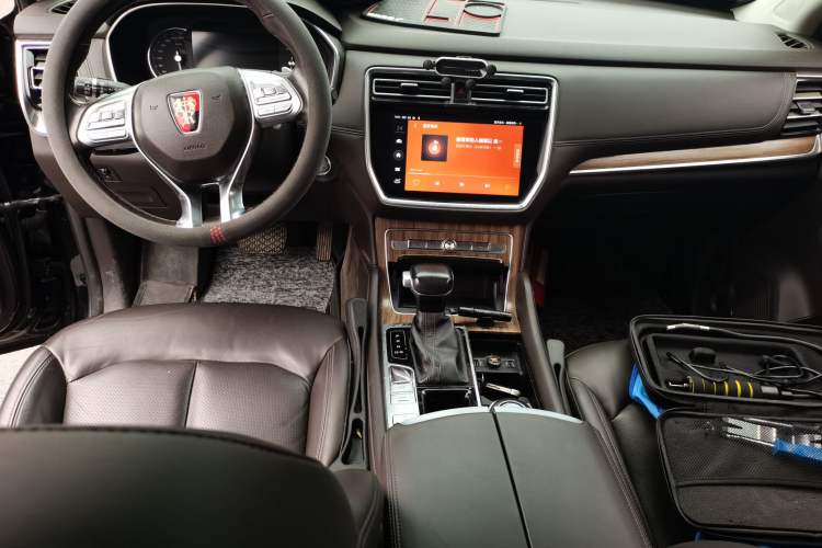 Used Roewe RX8 2018 30T Smart Connectivity Two-Wheel Drive Flagship Edition Interior 2