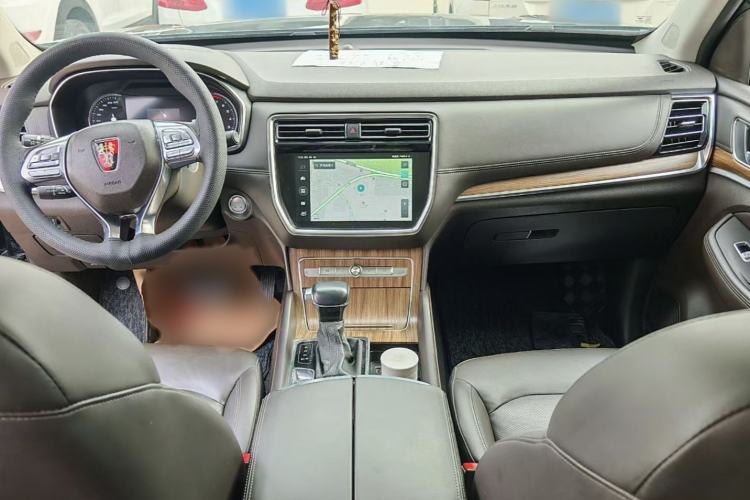 Used Roewe RX8 2018 30T Smart Connectivity Two-Wheel Drive Flagship Edition Interior 4