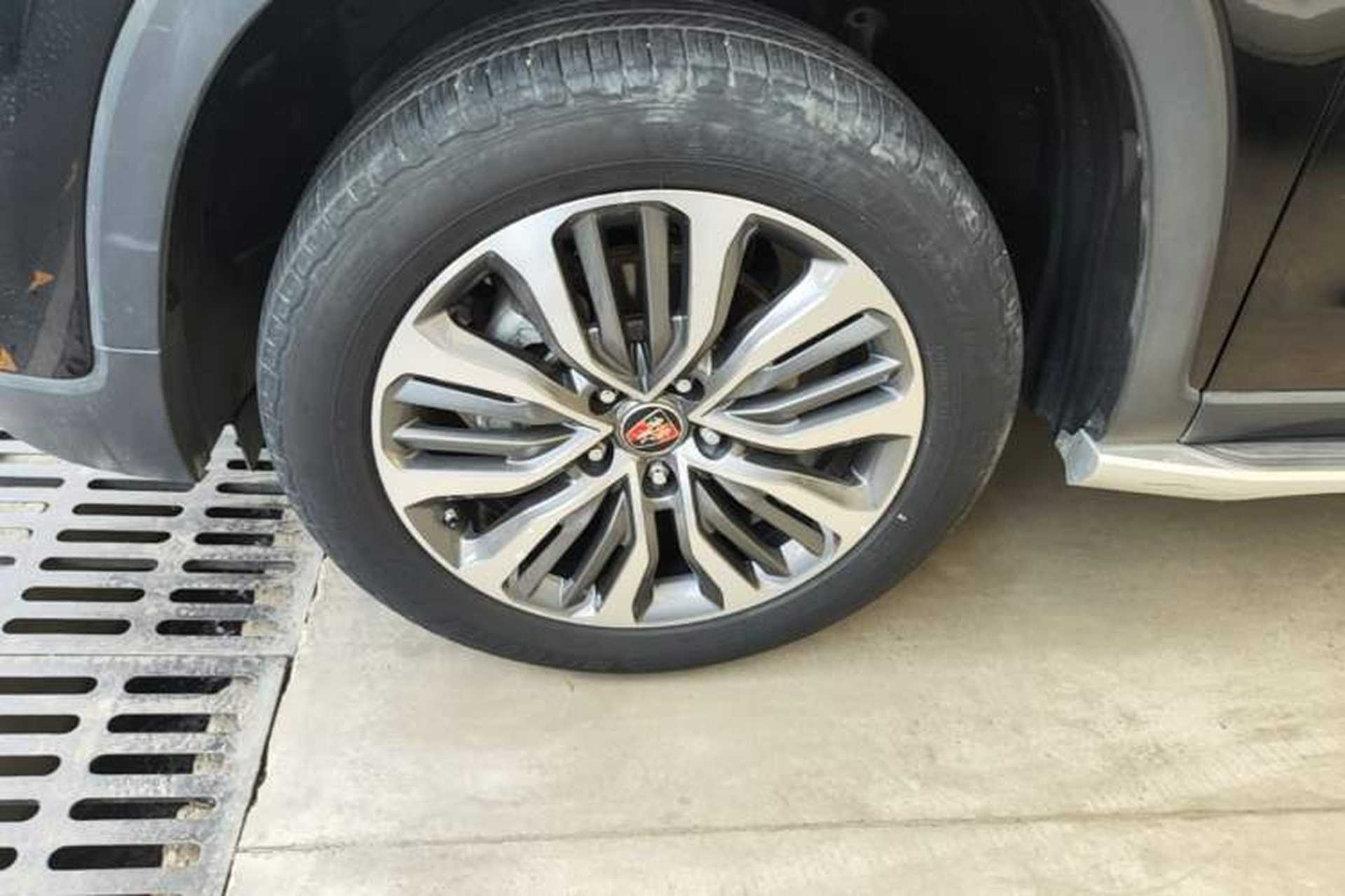 Used Roewe RX8 2018 30T Smart Connectivity All-Wheel Drive Supreme Edition Left Front Wheel Hub