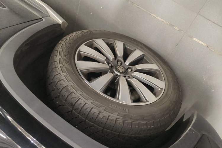 Used Roewe RX8 2018 30T Smart Connectivity Two-Wheel Drive Flagship Edition Left Front Wheel Hub