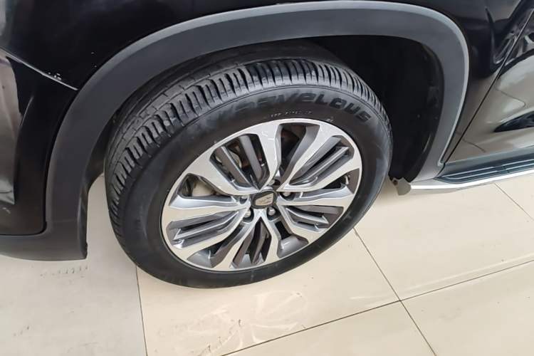 Used Roewe RX8 2018 30T Smart Connectivity All-Wheel Drive Supreme Edition Left Front Wheel Hub