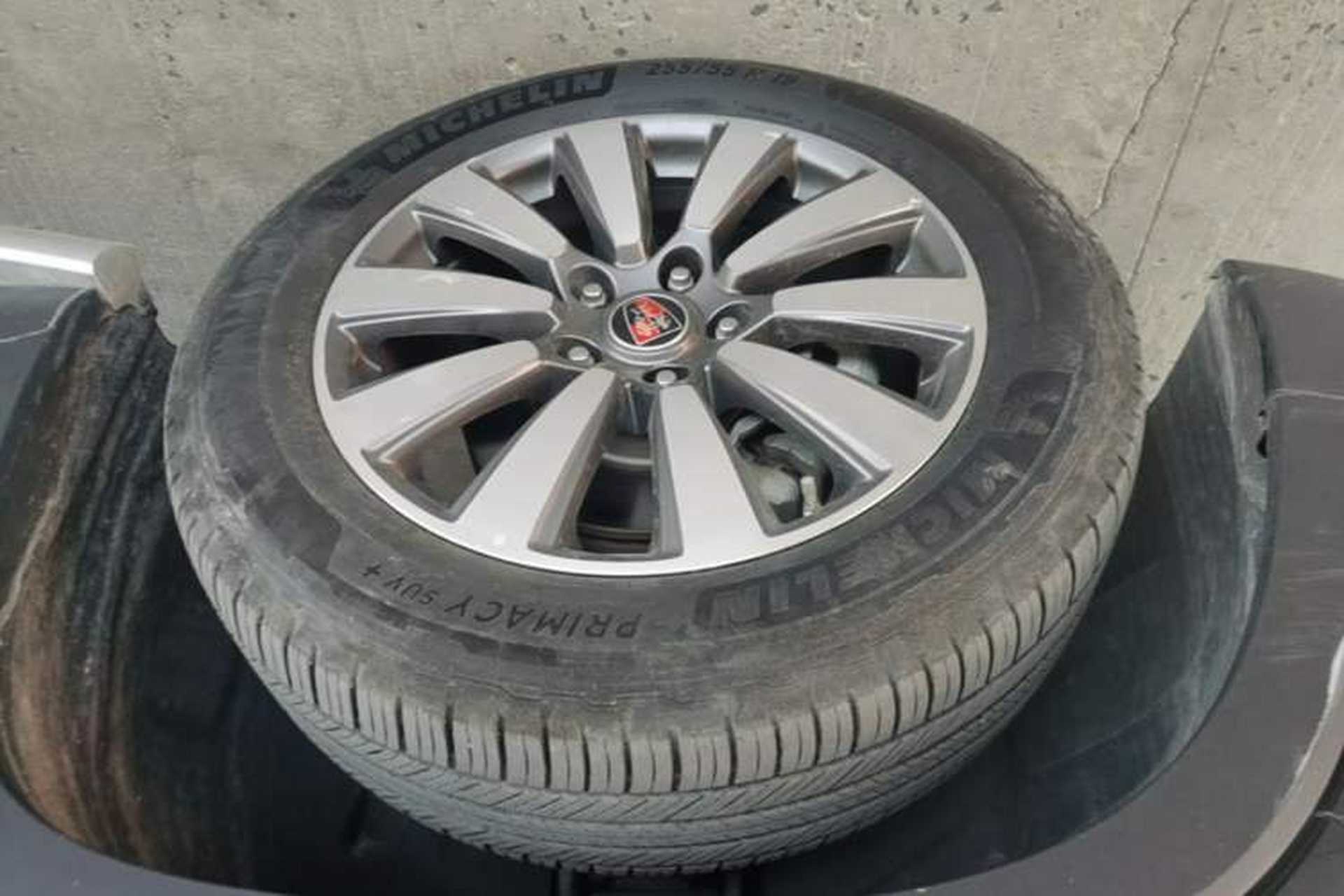 Used Roewe RX8 2018 30T Smart Connectivity Two-Wheel Drive Flagship Edition Left Front Wheel Hub