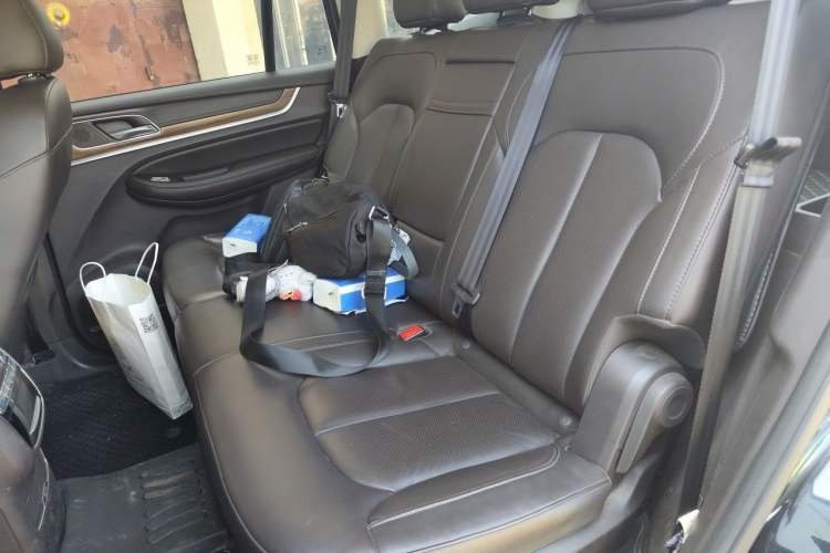 Used Roewe RX8 2018 30T Smart Connectivity All-Wheel Drive Supreme Edition Left Rear Seat