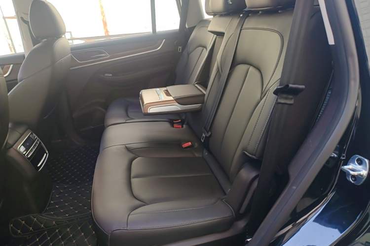 Used Roewe RX8 2018 30T Smart Connectivity Two-Wheel Drive Flagship Edition Left Rear Seat
