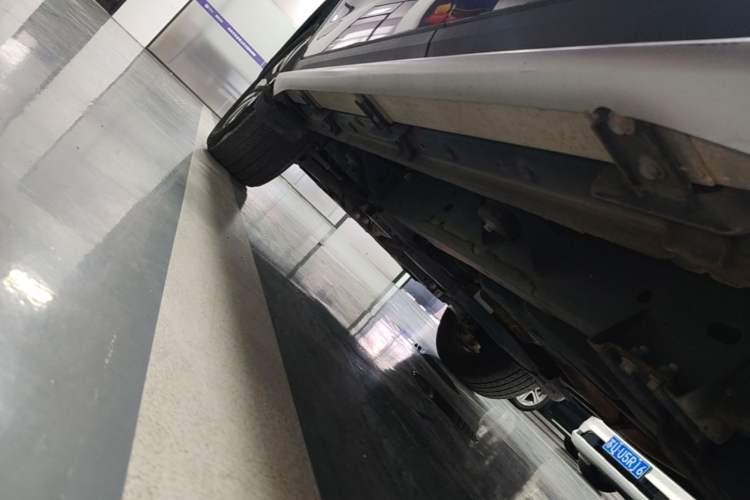 Used Roewe RX8 2018 30T Smart Connectivity Two-Wheel Drive Flagship Edition Left Side Sill