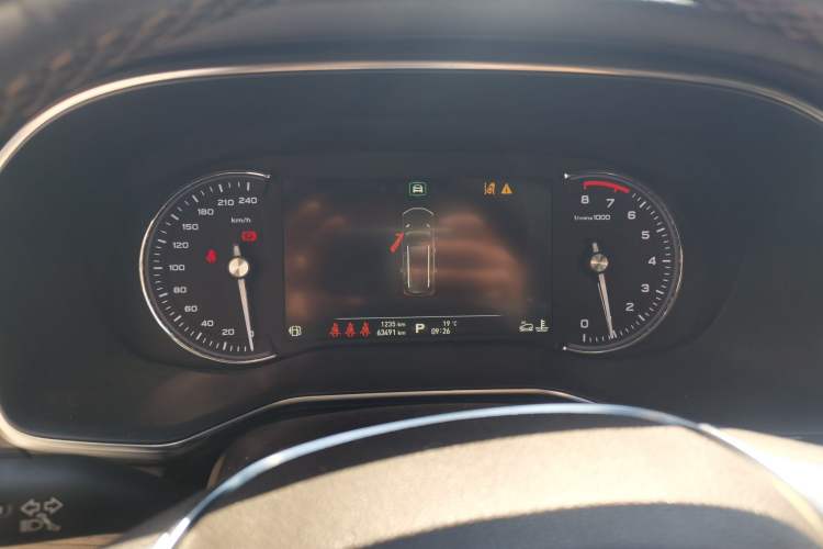 Used Roewe RX8 2018 30T Smart Connectivity All-Wheel Drive Supreme Edition Odometer Close Up