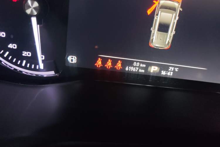 Used Roewe RX8 2018 30T Smart Connectivity Two-Wheel Drive Flagship Edition Odometer Close Up
