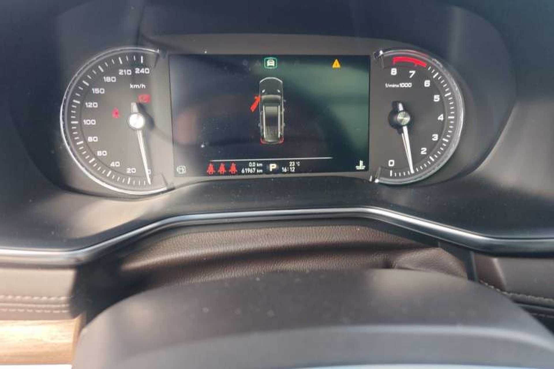 Used Roewe RX8 2018 30T Smart Connectivity Two-Wheel Drive Flagship Edition Odometer Close Up