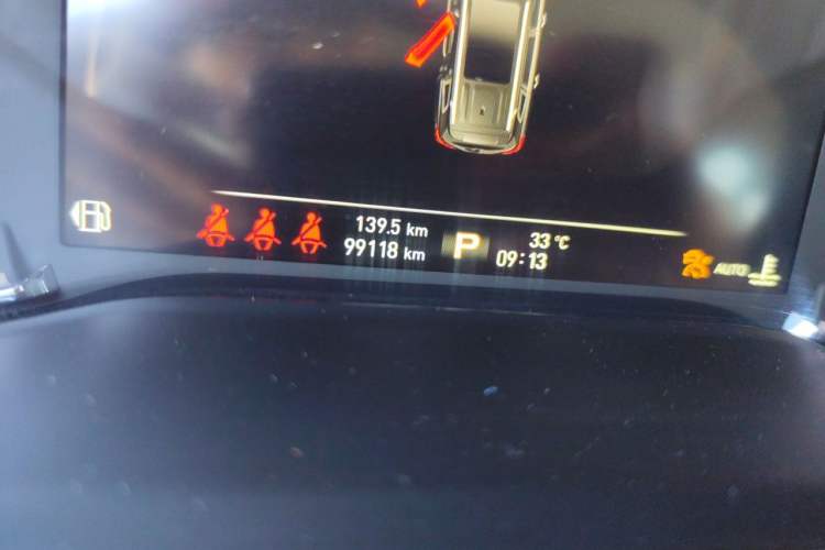 Used Roewe RX8 2018 30T Smart Connectivity All-Wheel Drive Supreme Edition Odometer Close Up