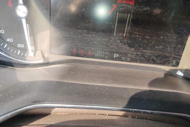 Used Roewe RX8 2018 30T Smart Connectivity Two-Wheel Drive Flagship Edition Odometer Close Up