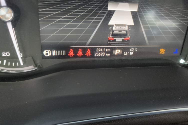 Used Roewe RX8 2018 30T Smart Connectivity Two-Wheel Drive Supreme Edition Odometer Close Up