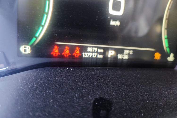 Used Roewe RX8 2018 30T Smart Connectivity Two-Wheel Drive Supreme Edition Odometer Close Up
