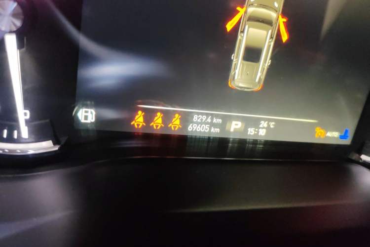 Used Roewe RX8 2018 30T Smart Connectivity Four-Wheel Drive Flagship Edition Odometer Close Up