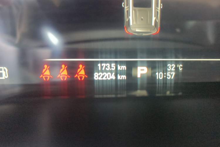 Used Roewe RX8 2018 30T Smart Connectivity Two-Wheel Drive Flagship Edition Odometer Close Up