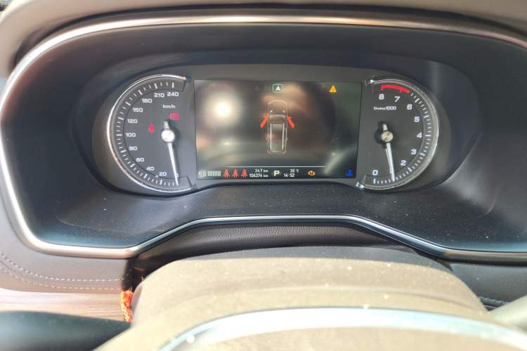 Used Roewe RX8 2018 30T Smart Connectivity Two-Wheel Drive Flagship Edition Odometer Close Up