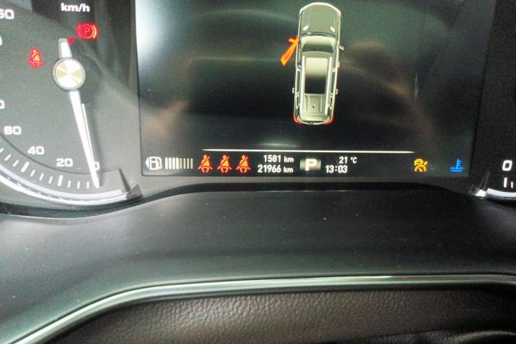 Used Roewe RX8 2018 30T Smart Connectivity Two-Wheel Drive Supreme Edition Odometer Close Up