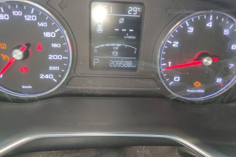 Used Roewe RX8 2018 30T Two-Wheel Drive Flagship Edition Odometer Close Up