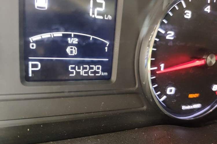 Used Roewe RX8 2018 30T Two-Wheel Drive Flagship Edition Odometer Close Up