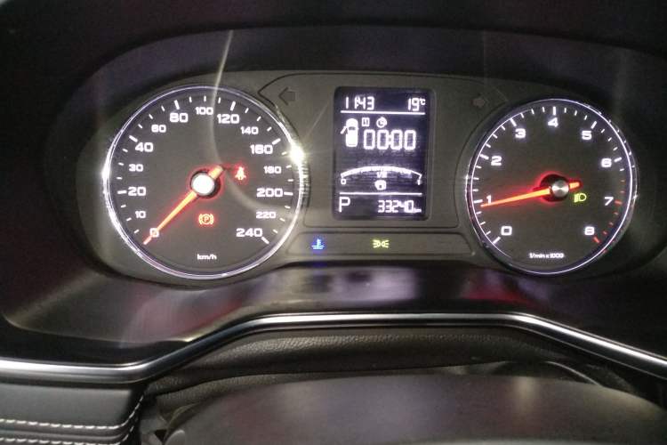 Used Roewe RX8 2018 30T Two-Wheel Drive Flagship Edition Odometer Close Up