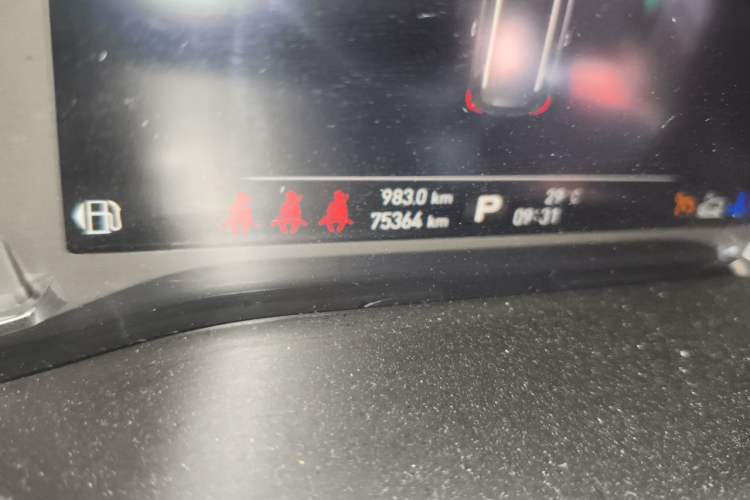 Used Roewe RX8 2018 30T Smart Connectivity Four-Wheel Drive Flagship Edition Odometer Close Up