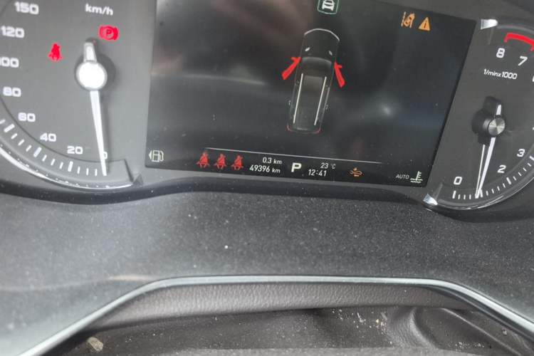 Used Roewe RX8 2018 30T Smart Connectivity All-Wheel Drive Supreme Edition Odometer Close Up