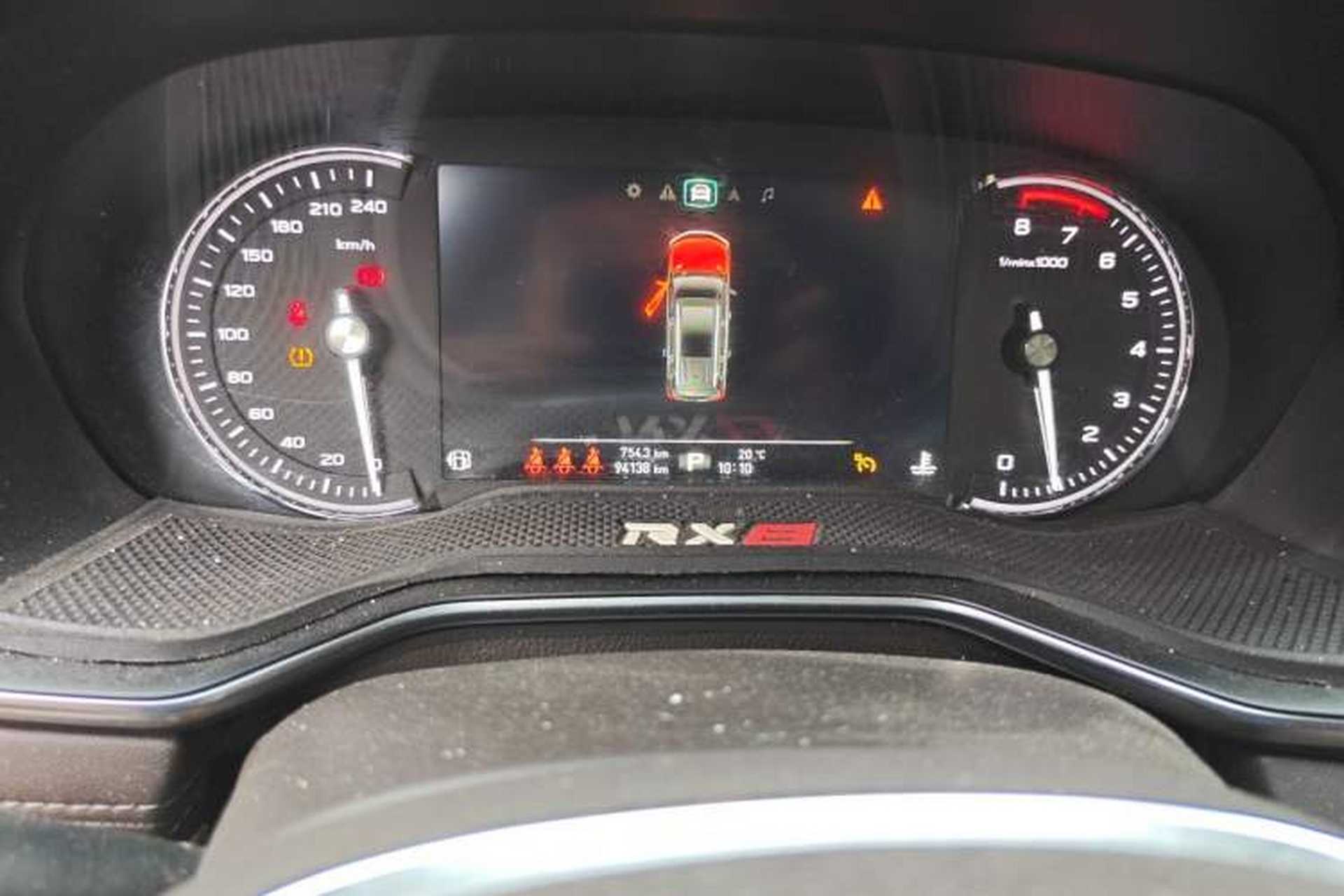 Used Roewe RX8 2018 30T Smart Connectivity Two-Wheel Drive Flagship Edition Odometer Close Up