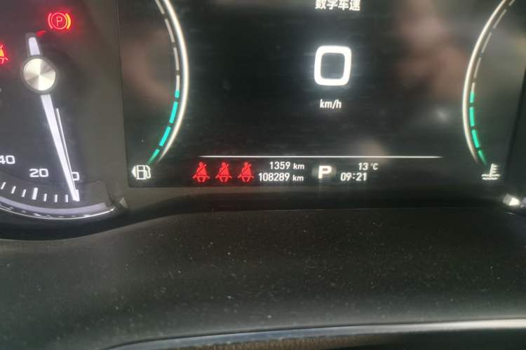 Used Roewe RX8 2018 30T Smart Connectivity Two-Wheel Drive Flagship Edition Odometer Close Up