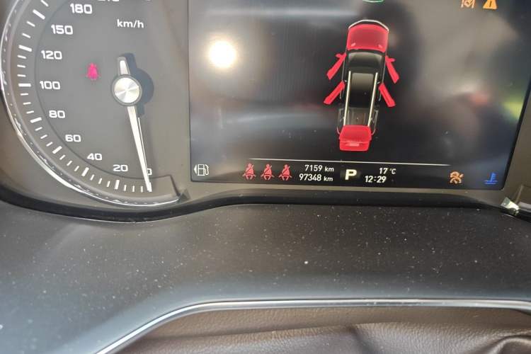 Used Roewe RX8 2018 30T Smart Connectivity Two-Wheel Drive Supreme Edition Odometer Close Up