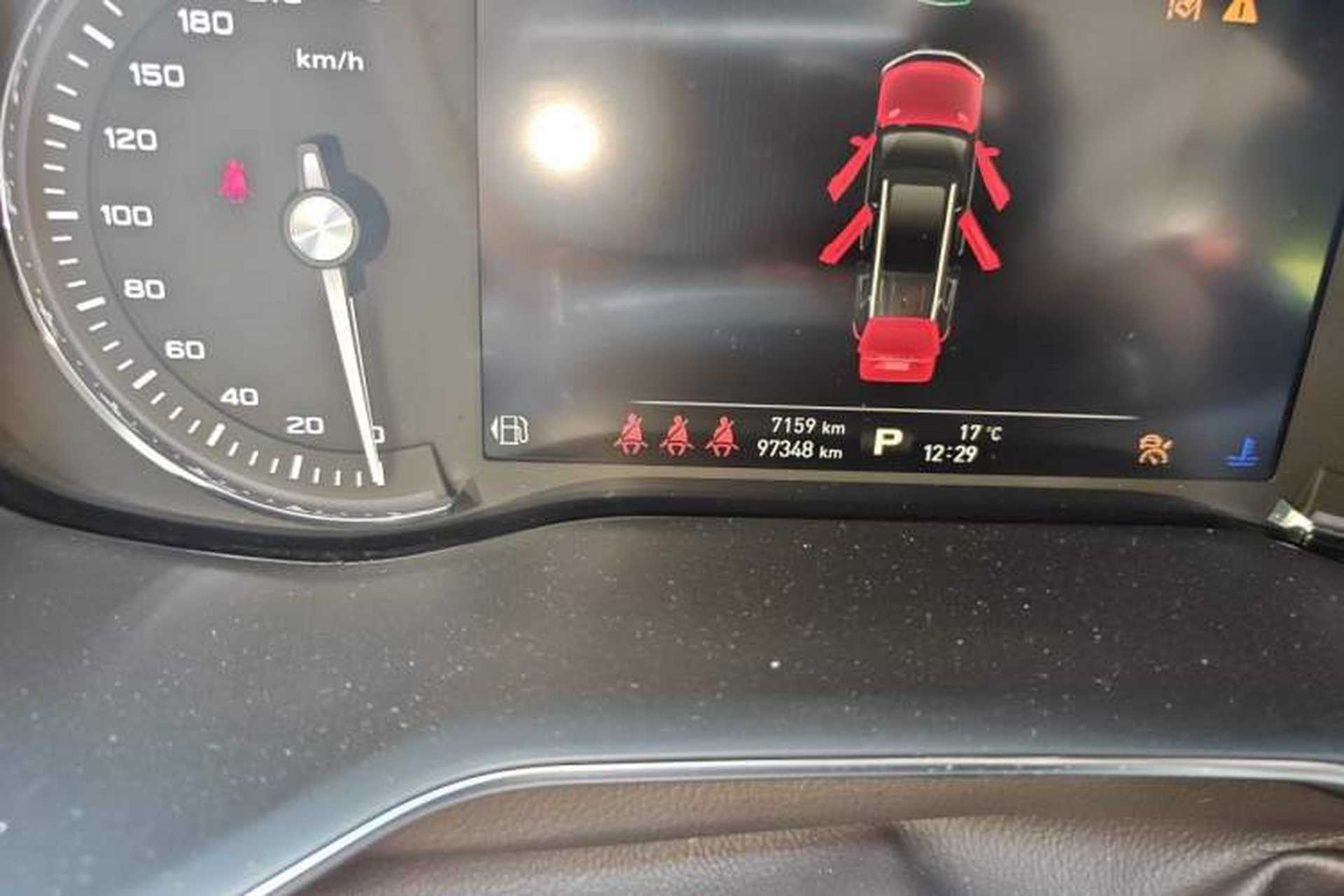 Used Roewe RX8 2018 30T Smart Connectivity Two-Wheel Drive Supreme Edition Odometer Close Up
