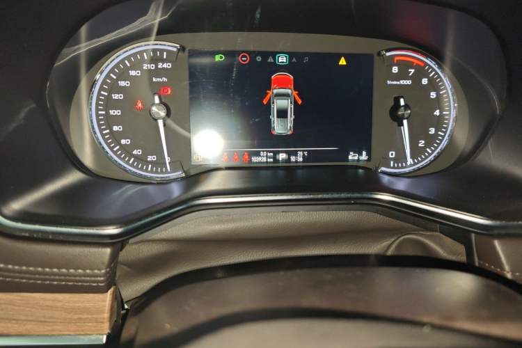 Used Roewe RX8 2018 30T Smart Connectivity All-Wheel Drive Supreme Edition Odometer Close Up