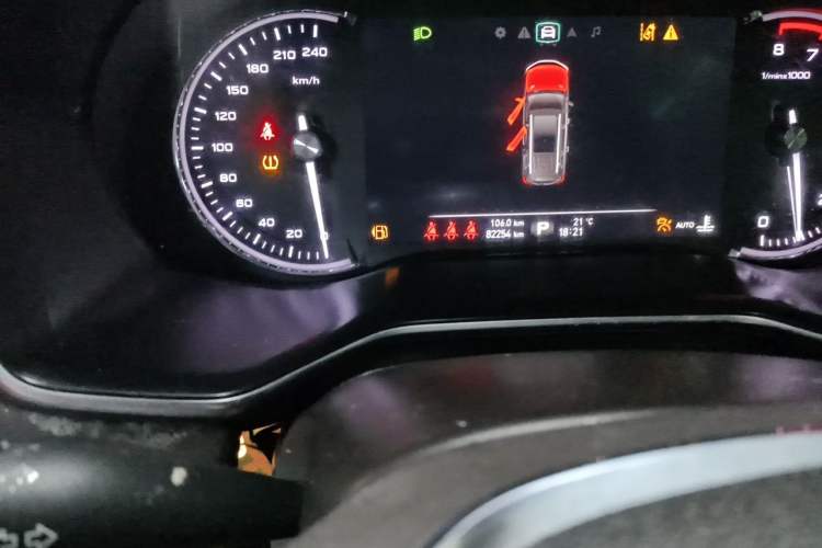 Used Roewe RX8 2018 30T Smart Connectivity All-Wheel Drive Supreme Edition Odometer Close Up