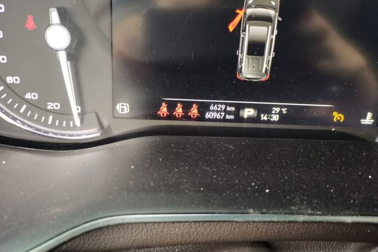 Used Roewe RX8 2018 30T Smart Connectivity Two-Wheel Drive Flagship Edition Odometer Close Up