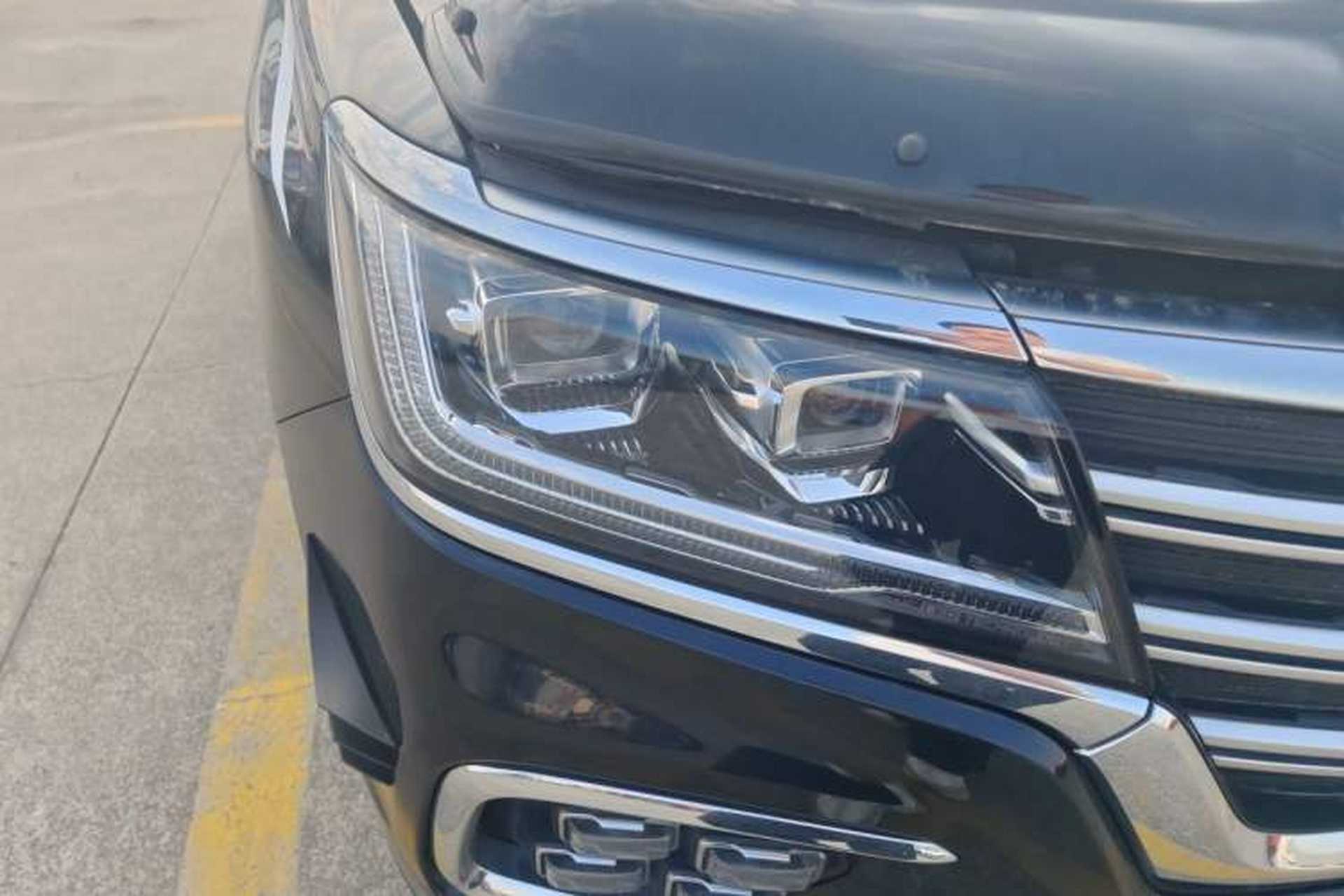 Used Roewe RX8 2018 30T Smart Connectivity Two-Wheel Drive Flagship Edition Right Front Headlight