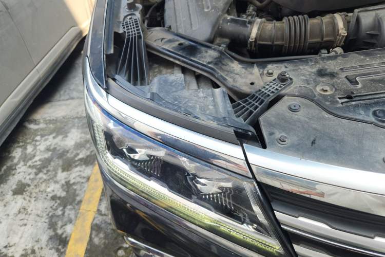 Used Roewe RX8 2018 30T Smart Connectivity Two-Wheel Drive Flagship Edition Right Front Headlight