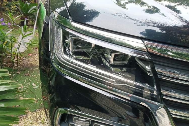 Used Roewe RX8 2018 30T Smart Connectivity Two-Wheel Drive Supreme Edition Right Front Headlight