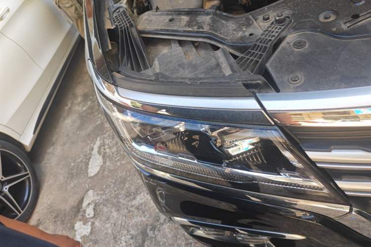 Used Roewe RX8 2018 30T Smart Connectivity Two-Wheel Drive Flagship Edition Right Front Headlight
