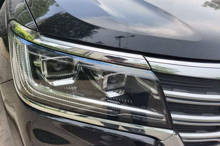 Used Roewe RX8 2018 30T Smart Connectivity Four-Wheel Drive Flagship Edition Right Front Headlight